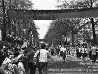 1980-29  1 maja, (prawdopodobnie rok 1980)  Jawor, ul. Wrocławska  Obchody 1 maja - Święta Pracy    Uczestnicy pochodu pierwszomajowego prezentujący się przed trybuną honorową.