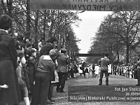 1980-30  1 maja, (prawdopodobnie rok 1980)  Jawor, ul. Wrocławska  Obchody 1 maja - Święta Pracy    Uczestnicy pochodu pierwszomajowego prezentujący się przed trybuną honorową.  Uczestnicy kół zainteresowań Jaworskiego Ośrodka Kultury (JOK).