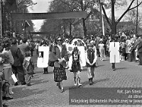 1980-31  1 maja, (prawdopodobnie rok 1980)  Jawor, ul. Wrocławska  Obchody 1 maja - Święta Pracy    Uczestnicy pochodu pierwszomajowego prezentujący się przed trybuną honorową.  Uczestnicy kół zainteresowań Jaworskiego Ośrodka Kultury (JOK).