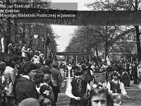 1980-32  1 maja, (prawdopodobnie rok 1980)  Jawor, ul. Wrocławska  Obchody 1 maja - Święta Pracy    Uczestnicy pochodu pierwszomajowego prezentujący się przed trybuną honorową.  Uczestnicy kół zainteresowań Jaworskiego Ośrodka Kultury (JOK).