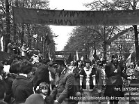 1980-33  1 maja, (prawdopodobnie rok 1980)  Jawor, ul. Wrocławska  Obchody 1 maja - Święta Pracy    Uczestnicy pochodu pierwszomajowego prezentujący się przed trybuną honorową.  Uczestnicy kół zainteresowań Jaworskiego Ośrodka Kultury (JOK).