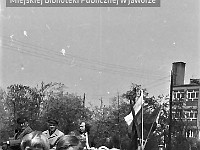 1980-34  1 maja, (prawdopodobnie rok 1980)  Jawor, ul. Wrocławska  Obchody 1 maja - Święta Pracy    Mieszkańcy obserwujący pochód pierwszomajowy.