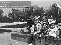 1980-35  1 maja, (prawdopodobnie rok 1980)  Jawor, ul. Wrocławska  Obchody 1 maja - Święta Pracy    Mieszkańcy obserwujący pochód pierwszomajowy.