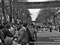 1980-36  1 maja, (prawdopodobnie rok 1980)  Jawor, ul. Wrocławska  Obchody 1 maja - Święta Pracy    Uczestnicy pochodu pierwszomajowego prezentujący się przed trybuną honorową.  Pracownicy Przedsiębiorstwa Gospodarki Komunalnej i Mieszkaniowej (PGKiM).