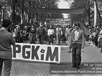 1980-37  1 maja, (prawdopodobnie rok 1980)  Jawor, ul. Wrocławska  Obchody 1 maja - Święta Pracy    Uczestnicy pochodu pierwszomajowego prezentujący się przed trybuną honorową.  Pracownicy Przedsiębiorstwa Gospodarki Komunalnej i Mieszkaniowej (PGKiM).