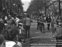 1980-38  1 maja, (prawdopodobnie rok 1980)  Jawor, ul. Wrocławska  Obchody 1 maja - Święta Pracy    Uczestnicy pochodu pierwszomajowego prezentujący się przed trybuną honorową.  Przedstawiciele sekcji modelarskiej działającej przy Zakładach Kuzienniczych i Maszyn Rolniczych (ZKiMR).