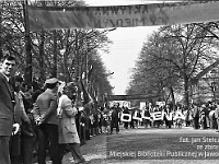 1980-39  1 maja, (prawdopodobnie rok 1980)  Jawor, ul. Wrocławska  Obchody 1 maja - Święta Pracy    Uczestnicy pochodu pierwszomajowego prezentujący się przed trybuną honorową.  Pracownicy Jaworskich Zakładów Chemii Gospodarczej "Pollena".