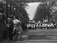 1980-40  1 maja, (prawdopodobnie rok 1980)  Jawor, ul. Wrocławska  Obchody 1 maja - Święta Pracy    Uczestnicy pochodu pierwszomajowego prezentujący się przed trybuną honorową.  Pracownicy Jaworskich Zakładów Chemii Gospodarczej "Pollena".