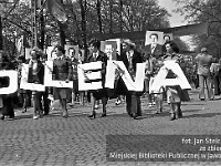 1980-41  1 maja, (prawdopodobnie rok 1980)  Jawor, ul. Wrocławska  Obchody 1 maja - Święta Pracy    Uczestnicy pochodu pierwszomajowego prezentujący się przed trybuną honorową.  Pracownicy Jaworskich Zakładów Chemii Gospodarczej "Pollena".