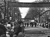 1980-42  1 maja, (prawdopodobnie rok 1980)  Jawor, ul. Wrocławska  Obchody 1 maja - Święta Pracy    Uczestnicy pochodu pierwszomajowego prezentujący się przed trybuną honorową.  Pracownicy Zakładu Obudów Radiowych "Unitra - Diora".