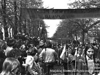 1980-43  1 maja, (prawdopodobnie rok 1980)  Jawor, ul. Wrocławska  Obchody 1 maja - Święta Pracy    Uczestnicy pochodu pierwszomajowego prezentujący się przed trybuną honorową.