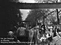 1980-44  1 maja, (prawdopodobnie rok 1980)  Jawor, ul. Wrocławska  Obchody 1 maja - Święta Pracy    Uczestnicy pochodu pierwszomajowego prezentujący się przed trybuną honorową.