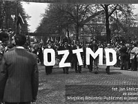 1980-45  1 maja, (prawdopodobnie rok 1980)  Jawor, ul. Wrocławska  Obchody 1 maja - Święta Pracy    Uczestnicy pochodu pierwszomajowego prezentujący się przed trybuną honorową.  Pracownicy Okręgowego Zakładu Transportu i Maszyn Drogowych (OZTiMD).