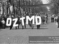 1980-46  1 maja, (prawdopodobnie rok 1980)  Jawor, ul. Wrocławska  Obchody 1 maja - Święta Pracy    Uczestnicy pochodu pierwszomajowego prezentujący się przed trybuną honorową.  Pracownicy Okręgowego Zakładu Transportu i Maszyn Drogowych (OZTiMD).