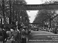 1980-47  1 maja, (prawdopodobnie rok 1980)  Jawor, ul. Wrocławska  Obchody 1 maja - Święta Pracy    Uczestnicy pochodu pierwszomajowego prezentujący się przed trybuną honorową.  Pracownicy Fabryki Wyrobów Emaliowanych "Fawem".