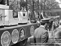 1980-49  1 maja, (prawdopodobnie rok 1980)  Jawor, ul. Wrocławska  Obchody 1 maja - Święta Pracy    Uczestnicy pochodu pierwszomajowego prezentujący się przed trybuną honorową.  Pracownicy Fabryki Wyrobów Emaliowanych "Fawem".