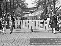 1980-50  1 maja, (prawdopodobnie rok 1980)  Jawor, ul. Wrocławska  Obchody 1 maja - Święta Pracy    Uczestnicy pochodu pierwszomajowego prezentujący się przed trybuną honorową.  Pracownicy Spółdzielni Pracy "Pionier".