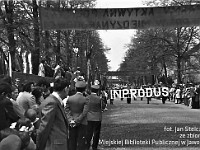 1980-51  1 maja, (prawdopodobnie rok 1980)  Jawor, ul. Wrocławska  Obchody 1 maja - Święta Pracy    Uczestnicy pochodu pierwszomajowego prezentujący się przed trybuną honorową.  Pracownicy Spółdzielni Pracy Inwalidów "Inprodus".