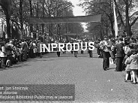 1980-52  1 maja, (prawdopodobnie rok 1980)  Jawor, ul. Wrocławska  Obchody 1 maja - Święta Pracy    Uczestnicy pochodu pierwszomajowego prezentujący się przed trybuną honorową.  Pracownicy Spółdzielni Inwalidów "Inprodus".