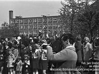 1980-53  1 maja, (prawdopodobnie rok 1980)  Jawor, ul. Wrocławska  Obchody 1 maja - Święta Pracy    Mieszkańcy pochodu pierwszomajowego prezentujący się przed trybuną honorową.   Janusz Kredoszy?ski - założyciel i operator Amatorskiego Klubu Filmowego "Jawornik" filmujący obchody Święta Pracy do Jaworskiej Kroniki Filmowej.