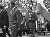 1980-54  1 maja, (prawdopodobnie rok 1980)  Jawor, ul. Wrocławska  Obchody 1 maja - Święta Pracy    Uczestnicy pochodu pierwszomajowego prezentujący się przed trybuną honorową.