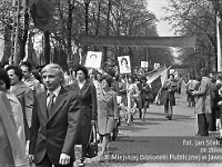 1980-55  1 maja, (prawdopodobnie rok 1980)  Jawor, ul. Wrocławska  Obchody 1 maja - Święta Pracy    Uczestnicy pochodu pierwszomajowego prezentujący się przed trybuną honorową.