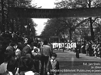 1980-56  1 maja, (prawdopodobnie rok 1980)  Jawor, ul. Wrocławska  Obchody 1 maja - Święta Pracy    Uczestnicy pochodu pierwszomajowego prezentujący się przed trybuną honorową.