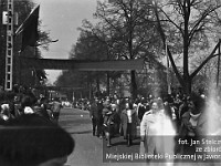 1980-57  1 maja, (prawdopodobnie rok 1980)  Jawor, ul. Wrocławska  Obchody 1 maja - Święta Pracy    Uczestnicy pochodu pierwszomajowego prezentujący się przed trybuną honorową.