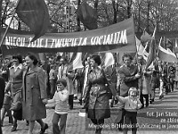 1980-58  1 maja, (prawdopodobnie rok 1980)  Jawor, ul. Wrocławska  Obchody 1 maja - Święta Pracy    Uczestnicy pochodu pierwszomajowego prezentujący się przed trybuną honorową.