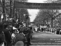 1980-59  1 maja, (prawdopodobnie rok 1980)  Jawor, ul. Wrocławska  Obchody 1 maja - Święta Pracy    Uczestnicy pochodu pierwszomajowego prezentujący się przed trybuną honorową.  Przedstawiciele służby zdrowia.