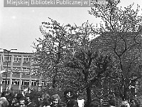 1980-60  1 maja, (prawdopodobnie rok 1980)  Jawor, ul. Wrocławska  Obchody 1 maja - Święta Pracy    Mieszkańcy obserwujący pochód pierwszomajowy przed trybuną honorową.