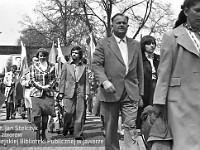 1980-61  1 maja, (prawdopodobnie rok 1980)  Jawor, ul. Wrocławska  Obchody 1 maja - Święta Pracy    Uczestnicy pochodu pierwszomajowego prezentujący się przed trybuną honorową.