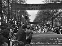 1980-62  1 maja, (prawdopodobnie rok 1980)  Jawor, ul. Wrocławska  Obchody 1 maja - Święta Pracy    Uczestnicy pochodu pierwszomajowego prezentujący się przed trybuną honorową.  Pracownicy Mechanicznego Zakładu Produkcyjnego.