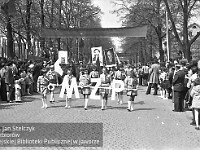 1980-63  1 maja, (prawdopodobnie rok 1980)  Jawor, ul. Wrocławska  Obchody 1 maja - Święta Pracy    Uczestnicy pochodu pierwszomajowego prezentujący się przed trybuną honorową.  Pracownicy Mechanicznego Zakładu Produkcyjnego (MZP).