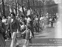 1980-64  1 maja, (prawdopodobnie rok 1980)  Jawor, ul. Wrocławska  Obchody 1 maja - Święta Pracy    Uczestnicy pochodu pierwszomajowego prezentujący się przed trybuną honorową.
