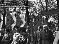 1980-65  1 maja, (prawdopodobnie rok 1980)  Jawor, ul. Wrocławska  Obchody 1 maja - Święta Pracy    Uczestnicy pochodu pierwszomajowego prezentujący się przed trybuną honorową.