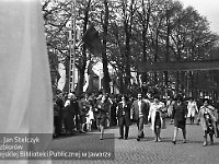 1980-66  1 maja, (prawdopodobnie rok 1980)  Jawor, ul. Wrocławska  Obchody 1 maja - Święta Pracy    Uczestnicy pochodu pierwszomajowego prezentujący się przed trybuną honorową.
