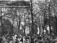 1980-67  1 maja, (prawdopodobnie rok 1980)  Jawor, ul. Wrocławska  Obchody 1 maja - Święta Pracy    Uczestnicy pochodu pierwszomajowego prezentujący się przed trybuną honorową.