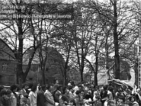 1980-68  1 maja, (prawdopodobnie rok 1980)  Jawor, ul. Wrocławska  Obchody 1 maja - Święta Pracy    Mieszkańcy obeserwujący pochód pierwszomajowy przed trybuną honorową.