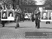 1980-70  1 maja, (prawdopodobnie rok 1980)  Jawor, ul. Wrocławska  Obchody 1 maja - Święta Pracy    Uczestnicy pochodu pierwszomajowego prezentujący się przed trybuną honorową niosący wizerunki przodowników pracy.