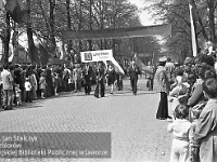 1980-71  1 maja, (prawdopodobnie rok 1980)  Jawor, ul. Wrocławska  Obchody 1 maja - Święta Pracy    Uczestnicy pochodu pierwszomajowego prezentujący się przed trybuną honorową.  Pracownicy Zakładów Radiowych "Unitra Diora".