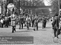 1980-72  1 maja, (prawdopodobnie rok 1980)  Jawor, ul. Wrocławska  Obchody 1 maja - Święta Pracy    Uczestnicy pochodu pierwszomajowego prezentujący się przed trybuną honorową.