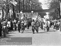 1980-73  1 maja, (prawdopodobnie rok 1980)  Jawor, ul. Wrocławska  Obchody 1 maja - Święta Pracy    Uczestnicy pochodu pierwszomajowego prezentujący się przed trybuną honorową.  Pracownicy Zakładu Produkcyjnego Polskiego Towarzystwa Turystyczno-Krajoznawczego "FotoPam".