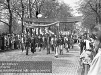 1980-74  1 maja, (prawdopodobnie rok 1980)  Jawor, ul. Wrocławska  Obchody 1 maja - Święta Pracy    Uczestnicy pochodu pierwszomajowego prezentujący się przed trybuną honorową.