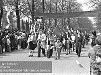 1980-75  1 maja, (prawdopodobnie rok 1980)  Jawor, ul. Wrocławska  Obchody 1 maja - Święta Pracy    Uczestnicy pochodu pierwszomajowego prezentujący się przed trybuną honorową.  Pracownicy Zakładu Produkcji Odzieży "Moda" (ZPO).