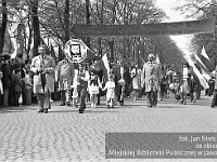 1980-77  1 maja, (prawdopodobnie rok 1980)  Jawor, ul. Wrocławska  Obchody 1 maja - Święta Pracy    Uczestnicy pochodu pierwszomajowego prezentujący się przed trybuną honorową.  Pracownicy Spółdzielni Pracy Krawieckiej im. Obrońców Pokoju.