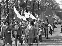 1980-78  1 maja, (prawdopodobnie rok 1980)  Jawor, ul. Wrocławska  Obchody 1 maja - Święta Pracy    Uczestnicy pochodu pierwszomajowego prezentujący się przed trybuną honorową.