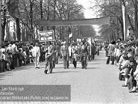1980-79  1 maja, (prawdopodobnie rok 1980)  Jawor, ul. Wrocławska  Obchody 1 maja - Święta Pracy    Uczestnicy pochodu pierwszomajowego prezentujący się przed trybuną honorową.