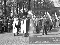1980-80  1 maja, (prawdopodobnie rok 1980)  Jawor, ul. Wrocławska  Obchody 1 maja - Święta Pracy    Uczestnicy pochodu pierwszomajowego prezentujący się przed trybuną honorową.  Pracownicy Centrali Nasiennej (CN).