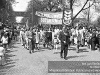 1980-81  1 maja, (prawdopodobnie rok 1980)  Jawor, ul. Wrocławska  Obchody 1 maja - Święta Pracy    Uczestnicy pochodu pierwszomajowego prezentujący się przed trybuną honorową.  Pracownicy Zakładu Handlowego (ZH) Wojewódzkiego Związku Spółdzielni Rolniczych (WZSR) "Samopomoc Chłopska" podległego Centralnemu Związkowi Spółdzielni Rolniczych (CZSR).